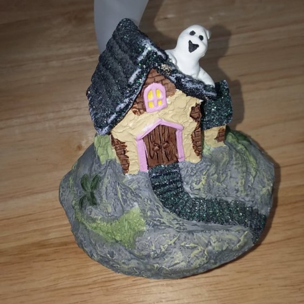 Color changing Halloween Light-up Haunted Ghost Figurine - Picture 6 of 10